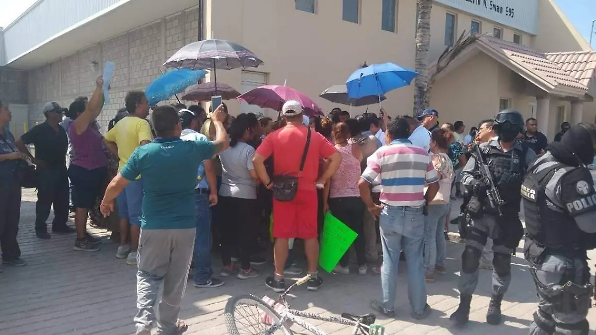 37 WEB Policías estatales se enfrentan con manifestantes en Saltillo